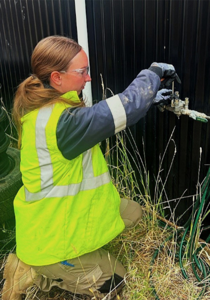 Marure female plumber fixing water valve